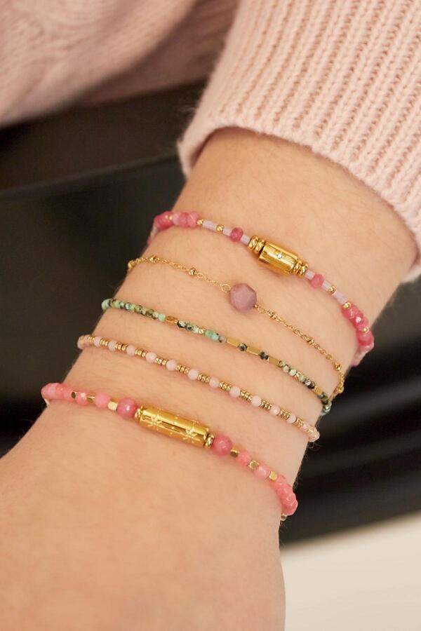 Armband mit rosafarbenen Details